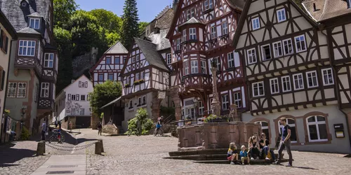 Marktplatz mit Fachwerkhäusern und Menschen